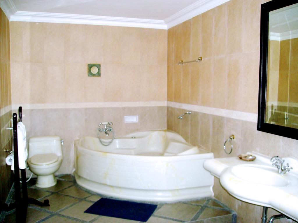 Swaloh Resort & Spa Kalangbret Phòng bức ảnh